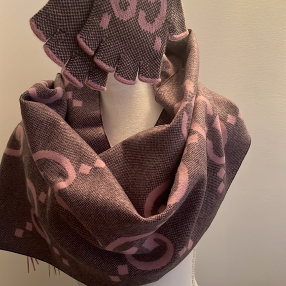 Gucci Lavender Purple Cashmere Scarf and Gloves Set - Picture 9 of 13